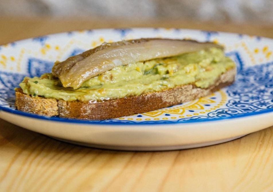 Tosta de sardina ahumada y guacamole